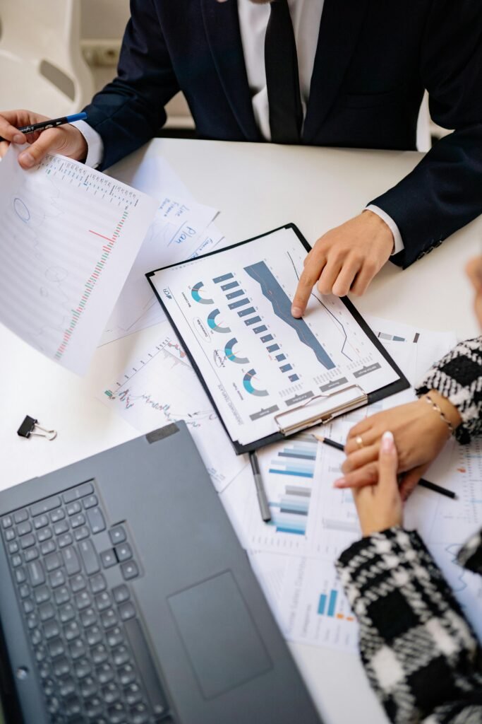 Skattefunn for bedrifter vist på graf med papir